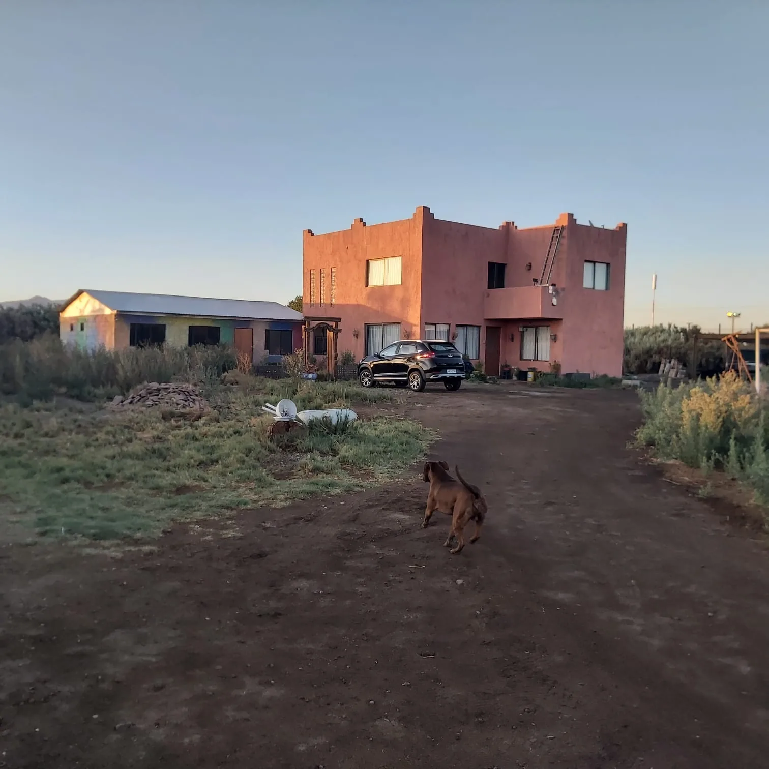 Espacio exterior trasero con terreno amplio
