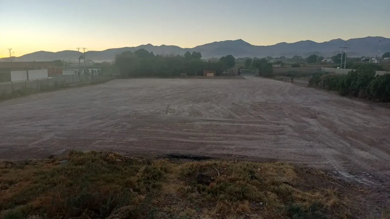 Vista del terreno desde el acceso principal